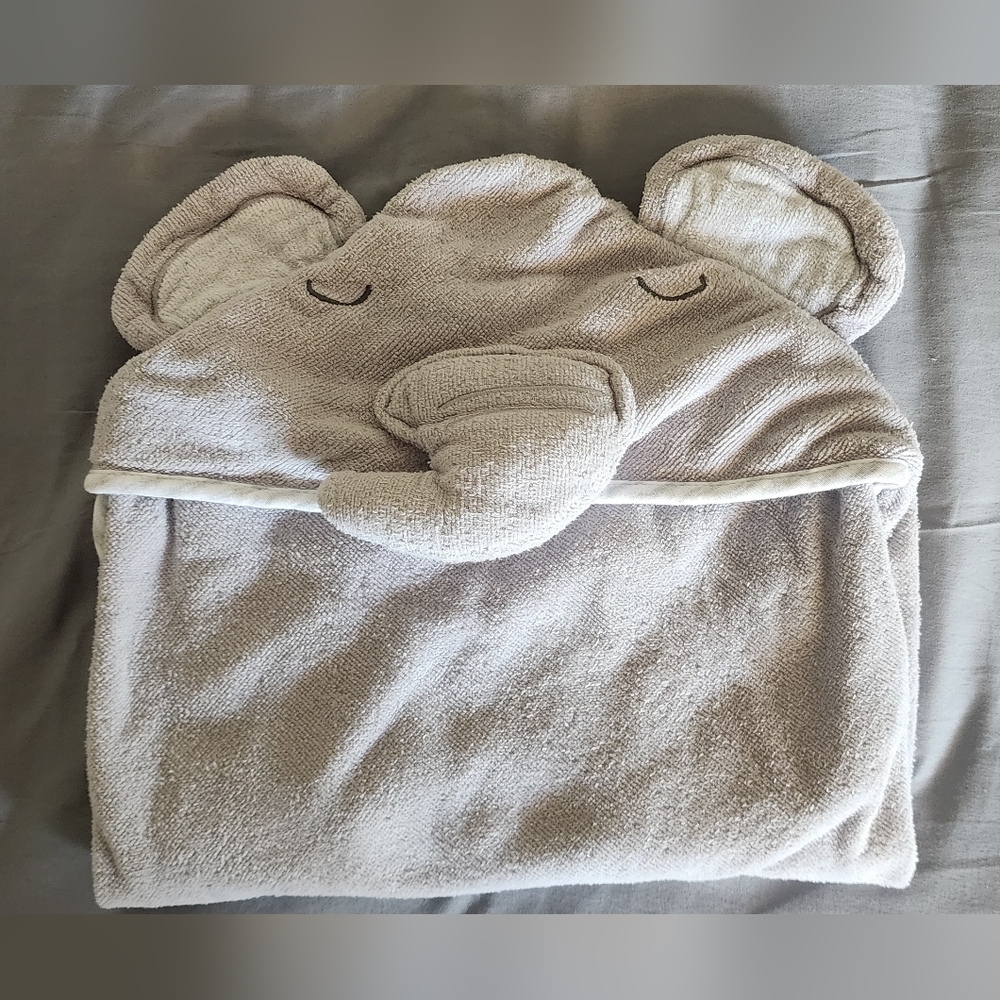 Babies hooded elephant towel